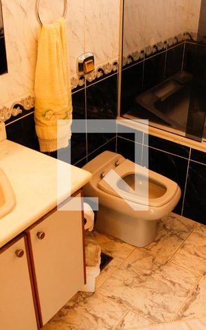 Casa de condomínio à venda com 403m², 4 quartos e 4 vagas Casa de condomínio à venda com 403m², 4 quartos e 4 vagasBANHEIRO DA SUITE MASTER