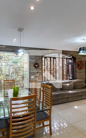 Casa à venda com 241m², 4 quartos e 5 vagas Casa à venda com 241m², 4 quartos e 5 vagasSala