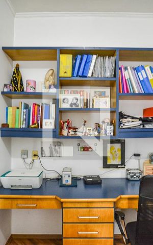 Casa à venda com 214m², 2 quartos e 1 vagaEscritório