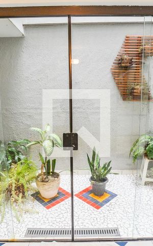 Casa à venda com 214m², 2 quartos e 1 vagaÁrea de Serviço