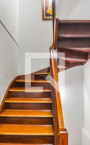 Casa à venda com 214m², 2 quartos e 1 vagaEscada