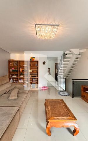 Casa à venda com 212m², 3 quartos e 5 vagas Casa à venda com 212m², 3 quartos e 5 vagasSala