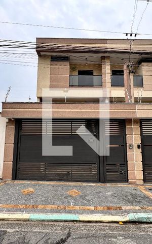 Casa à venda com 212m², 3 quartos e 5 vagas Casa à venda com 212m², 3 quartos e 5 vagasFachada