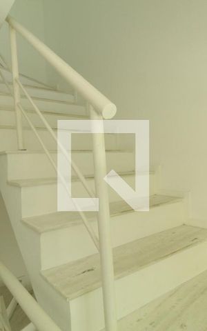 Casa de condomínio à venda com 81m², 3 quartos e 1 vagaEscada para o terceiro andar