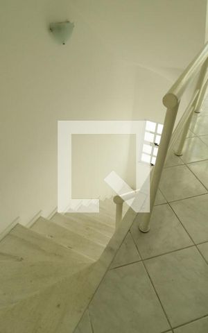 Casa de condomínio à venda com 81m², 3 quartos e 1 vagaEscada para o segundo andar