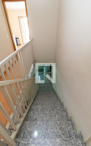 Casa à venda com 150m², 3 quartos e 2 vagasEscada