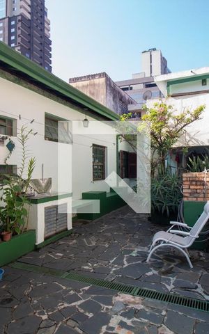 Casa à venda com 220m², 2 quartos e 2 vagas Casa à venda com 220m², 2 quartos e 2 vagasQuintal