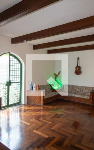 Casa à venda com 220m², 2 quartos e 2 vagas Casa à venda com 220m², 2 quartos e 2 vagasSala