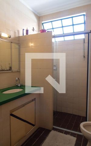 Casa à venda com 220m², 2 quartos e 2 vagas Casa à venda com 220m², 2 quartos e 2 vagasBanheiro