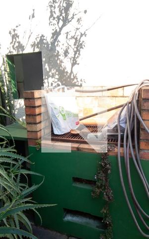Casa à venda com 220m², 2 quartos e 2 vagas Casa à venda com 220m², 2 quartos e 2 vagasQuintal - Churrasqueira