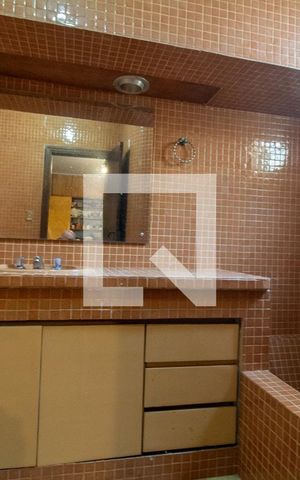 Casa à venda com 220m², 2 quartos e 2 vagas Casa à venda com 220m², 2 quartos e 2 vagasBanheiro da Suíte