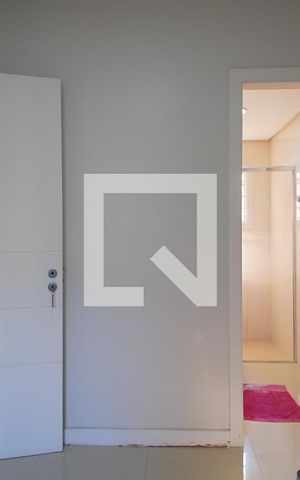 Casa à venda com 450m², 5 quartos e 4 vagas Casa à venda com 450m², 5 quartos e 4 vagasQuarto de Serviço