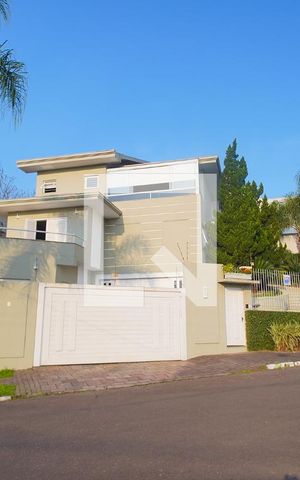 Casa à venda com 450m², 5 quartos e 4 vagas Casa à venda com 450m², 5 quartos e 4 vagasFachada