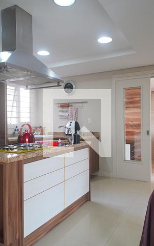 Casa à venda com 450m², 5 quartos e 4 vagas Casa à venda com 450m², 5 quartos e 4 vagasCozinha