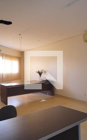 Casa à venda com 450m², 5 quartos e 4 vagas Casa à venda com 450m², 5 quartos e 4 vagasEscritório