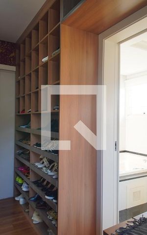 Casa à venda com 450m², 5 quartos e 4 vagas Casa à venda com 450m², 5 quartos e 4 vagasCloset da suíte 1