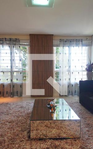 Casa à venda com 450m², 5 quartos e 4 vagas Casa à venda com 450m², 5 quartos e 4 vagasSala