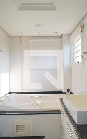 Casa à venda com 450m², 5 quartos e 4 vagas Casa à venda com 450m², 5 quartos e 4 vagasBanheiro da Suíte 1