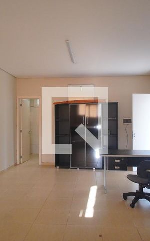 Casa à venda com 450m², 5 quartos e 4 vagas Casa à venda com 450m², 5 quartos e 4 vagasEscritório