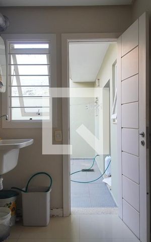 Casa à venda com 450m², 5 quartos e 4 vagas Casa à venda com 450m², 5 quartos e 4 vagasÁrea de Serviço