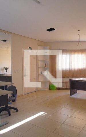 Casa à venda com 450m², 5 quartos e 4 vagas Casa à venda com 450m², 5 quartos e 4 vagasEscritório