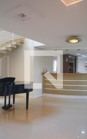 Casa à venda com 450m², 5 quartos e 4 vagas Casa à venda com 450m², 5 quartos e 4 vagasCozinha