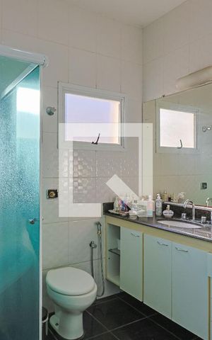 Casa de condomínio à venda com 560m², 5 quartos e 6 vagas Casa de condomínio à venda com 560m², 5 quartos e 6 vagasBanheiro da Suíte 1