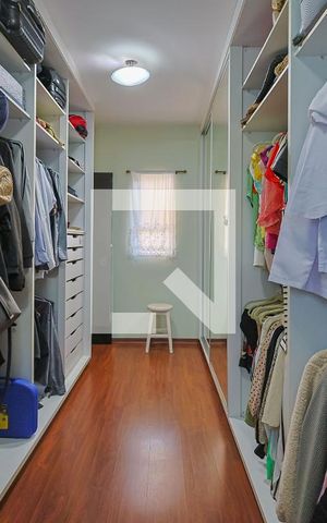 Casa de condomínio à venda com 560m², 5 quartos e 6 vagas Casa de condomínio à venda com 560m², 5 quartos e 6 vagasCloset/Suíte 1