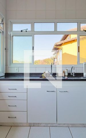 Casa de condomínio à venda com 560m², 5 quartos e 6 vagas Casa de condomínio à venda com 560m², 5 quartos e 6 vagasCozinha