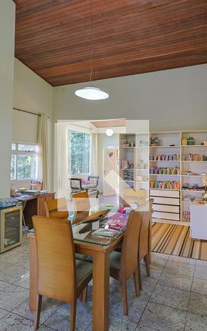Casa de condomínio à venda com 560m², 5 quartos e 6 vagas Casa de condomínio à venda com 560m², 5 quartos e 6 vagasSala