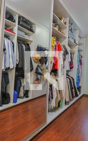Casa de condomínio à venda com 560m², 5 quartos e 6 vagas Casa de condomínio à venda com 560m², 5 quartos e 6 vagasCloset/Suíte 1