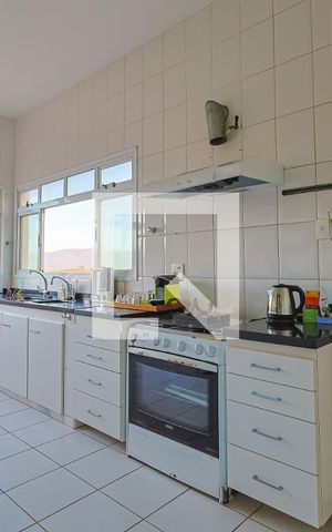 Casa de condomínio à venda com 560m², 5 quartos e 6 vagas Casa de condomínio à venda com 560m², 5 quartos e 6 vagasCozinha
