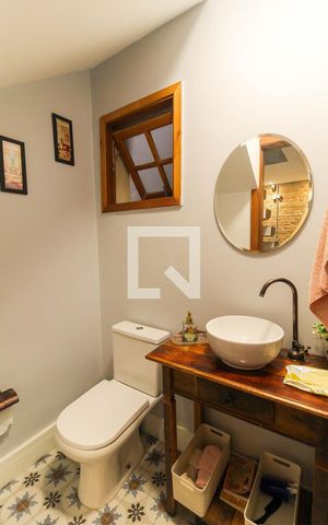 Casa à venda com 194m², 4 quartos e 2 vagas Casa à venda com 194m², 4 quartos e 2 vagasLavabo