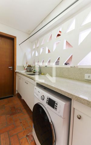 Casa à venda com 194m², 4 quartos e 2 vagas Casa à venda com 194m², 4 quartos e 2 vagasÁrea De Serviço