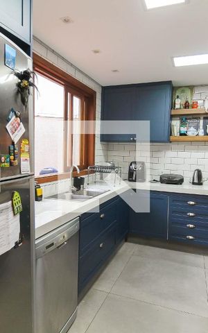 Casa à venda com 194m², 4 quartos e 2 vagas Casa à venda com 194m², 4 quartos e 2 vagasCozinha