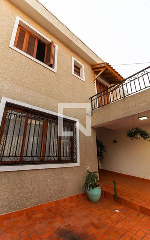 Casa à venda com 194m², 4 quartos e 2 vagas Casa à venda com 194m², 4 quartos e 2 vagasFachada