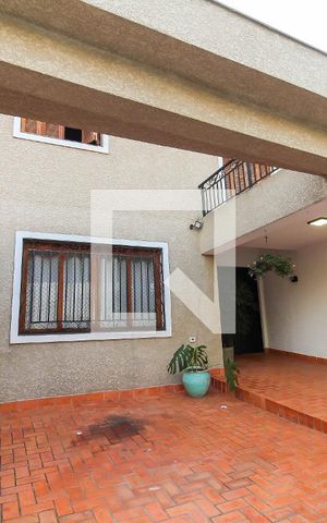 Casa à venda com 194m², 4 quartos e 2 vagas Casa à venda com 194m², 4 quartos e 2 vagasFachada