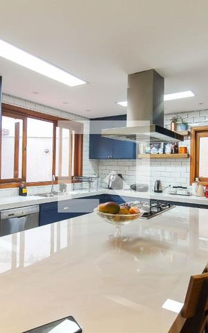 Casa à venda com 194m², 4 quartos e 2 vagas Casa à venda com 194m², 4 quartos e 2 vagasCozinha