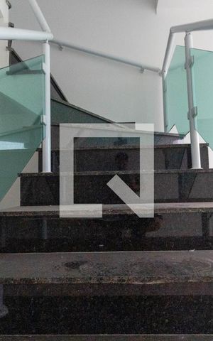 Casa à venda com 179m², 3 quartos e 2 vagas Casa à venda com 179m², 3 quartos e 2 vagasEscada