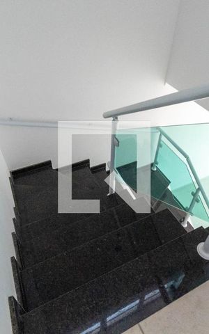 Casa à venda com 179m², 3 quartos e 2 vagas Casa à venda com 179m², 3 quartos e 2 vagasEscada