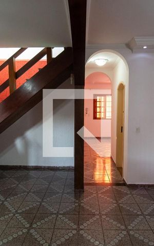 Casa para alugar com 250m², 4 quartos e 3 vagas Casa para alugar com 250m², 4 quartos e 3 vagasSala