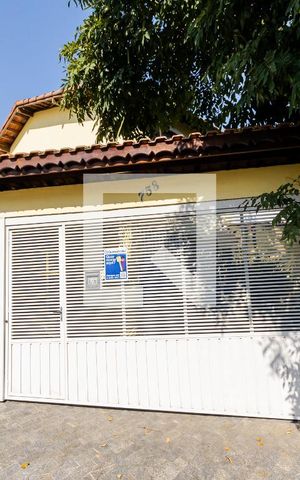 Casa à venda com 169m², 3 quartos e 2 vagas Casa à venda com 169m², 3 quartos e 2 vagasFachada