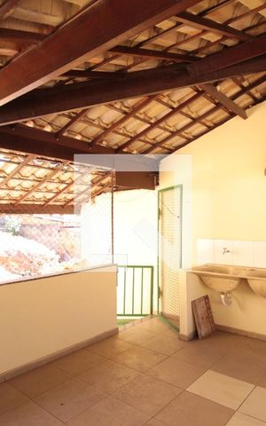 Casa para alugar com 60m², 2 quartos e 1 vagaÁrea de Serviço