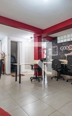 Casa à venda com 360m², 4 quartos e 3 vagas Casa à venda com 360m², 4 quartos e 3 vagasEscritório
