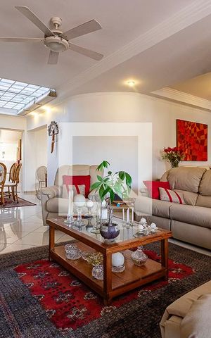 Casa à venda com 360m², 4 quartos e 3 vagas Casa à venda com 360m², 4 quartos e 3 vagasSala