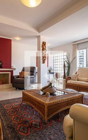 Casa à venda com 360m², 4 quartos e 3 vagas Casa à venda com 360m², 4 quartos e 3 vagasSala