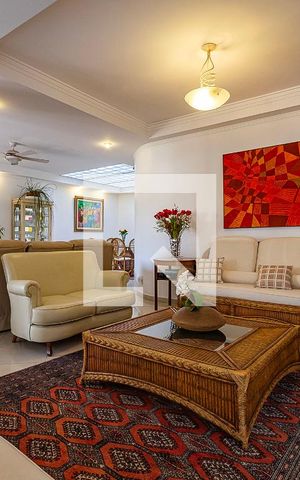 Casa à venda com 360m², 4 quartos e 3 vagas Casa à venda com 360m², 4 quartos e 3 vagasSala