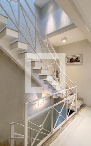Casa à venda com 203m², 4 quartos e 2 vagas Casa à venda com 203m², 4 quartos e 2 vagasCorredor