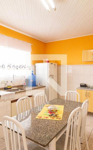 Casa à venda com 340m², 6 quartos e 2 vagasCasa 1Cozinha