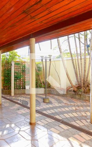 Casa de condomínio à venda com 300m², 4 quartos e 5 vagas Casa de condomínio à venda com 300m², 4 quartos e 5 vagasquintal